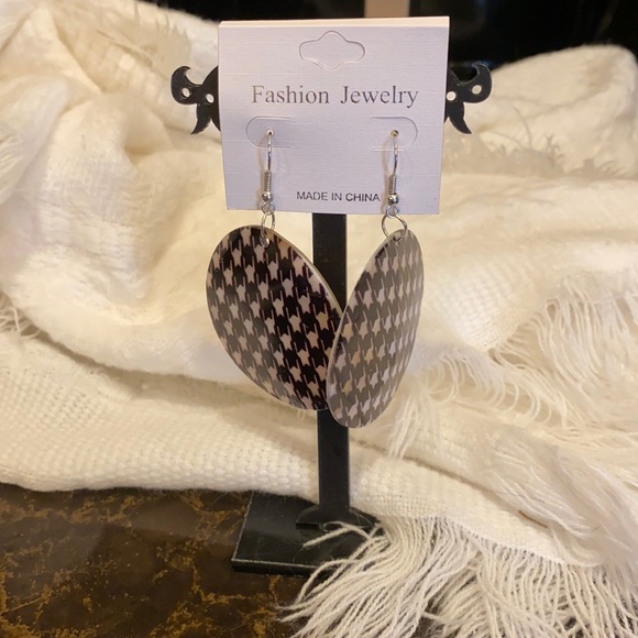 Abalone houndstooth pierced dangle earrings! NWT - Picture 1 of 7
